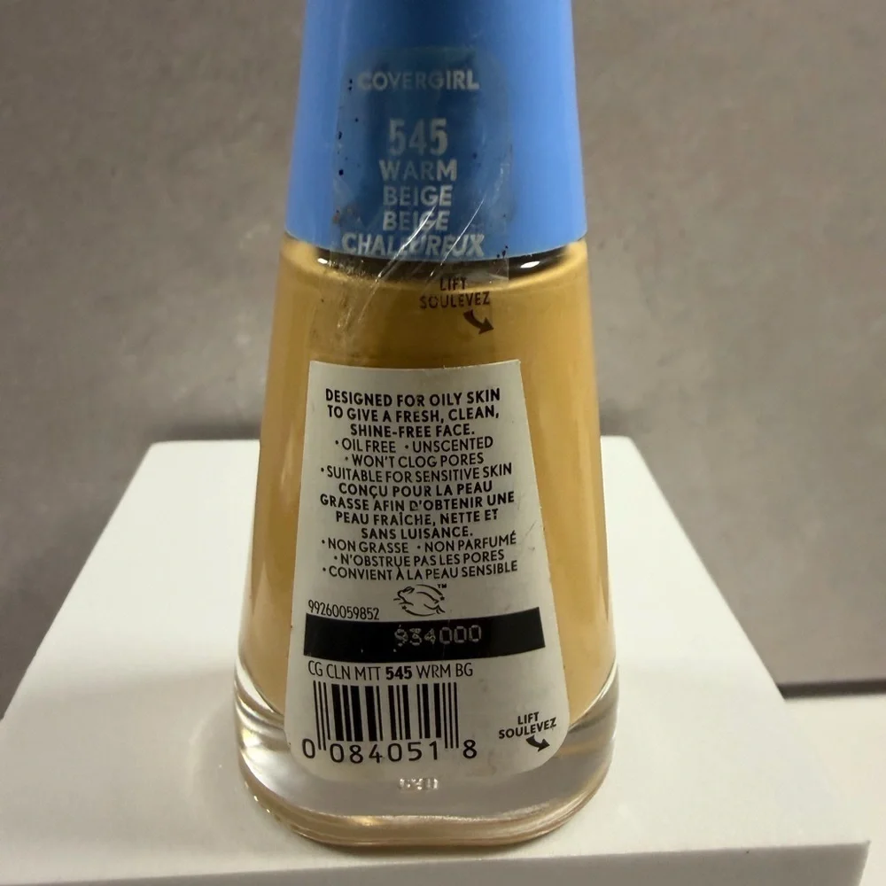 🩷5/$10 COVERGIRL Clean Matte Foundation - Warm Beige